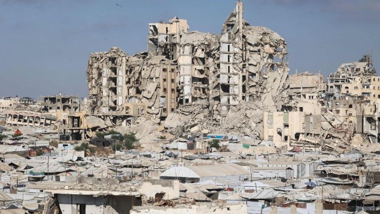 Tendas e abrigos improvisados que abrigam palestinos deslocados se estendem em meio às ruínas de edifícios perto do campo de refugiados de al-Shati, a oeste da Cidade de Gaza, em 1º de julho de 2026. (Foto de Omar AL-QATTAA / AFP) 