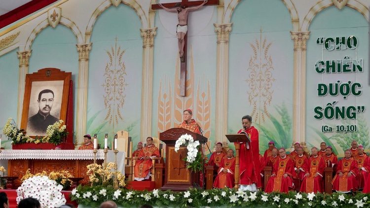 Il cardinale Tagle nella Messa di beatificazione del Venerabile Servo di Dio Francesco Saverio Trương Bửu Diệp (Afp)