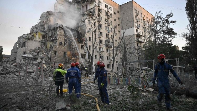 Equipes de resgate combatem um inc&ecirc;ndio e trabalham em um pr&eacute;dio residencial danificado ap&oacute;s ataques com m&iacute;sseis na capital ucraniana, Kiev, em 2 de julho de 2026, em meio &agrave; invas&atilde;o russa da Ucr&acirc;nia. Ataques com m&iacute;sseis e drones russos atingiram Kiev na madrugada de 2 de julho, matando pelo menos oito pessoas e ferindo dezenas, depois que o presidente Volodymyr Zelensky alertou que Moscou estava preparando um "ataque massivo". (Foto de Genya Savilov / AFP)