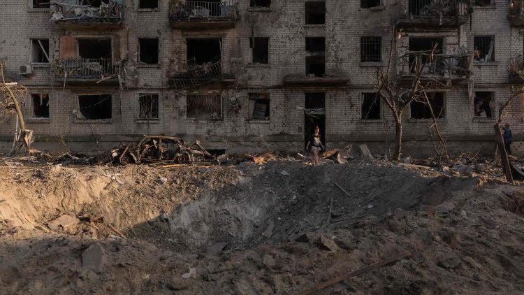 Uma pessoa caminha para fora de um pr&eacute;dio residencial danificado ap&oacute;s um ataque a&eacute;reo russo &agrave; capital ucraniana, Kiev, em 2 de julho de 2026, em meio &agrave; invas&atilde;o russa da Ucr&acirc;nia. Ataques com m&iacute;sseis e drones russos atingiram Kiev na madrugada de 2 de julho, matando pelo menos oito pessoas e ferindo dezenas, depois que o presidente Volodymyr Zelensky alertou que Moscou estava preparando um "ataque massivo". (Foto de Roman PILIPEY / AFP)