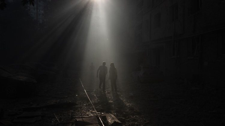 Pessoas caminham ao lado de um pr&eacute;dio residencial danificado ap&oacute;s um ataque a&eacute;reo russo &agrave; capital ucraniana, Kiev, em 2 de julho de 2026, em meio &agrave; invas&atilde;o russa da Ucr&acirc;nia. Ataques com m&iacute;sseis e drones russos atingiram Kiev na madrugada de 2 de julho, matando pelo menos oito pessoas e ferindo dezenas, depois que o presidente Volodymyr Zelensky alertou que Moscou estava preparando um "ataque massivo". (Foto de Roman PILIPEY / AFP)