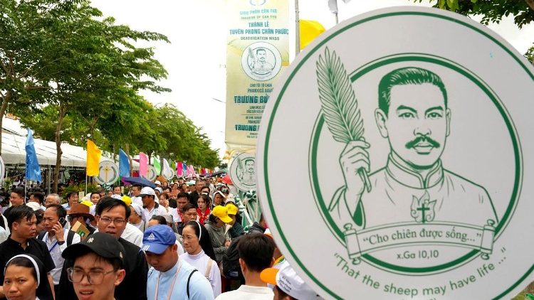 Kh&aacute;ch h&agrave;nh hương đổ về Tắc Sậy.