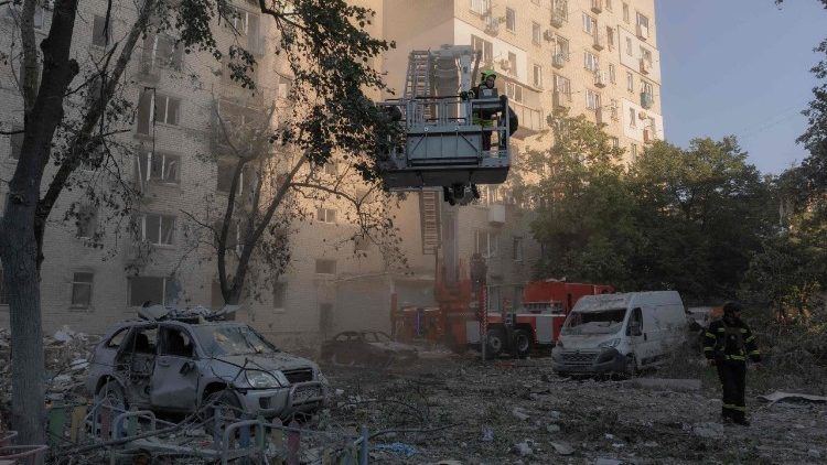 Bombeiros ucranianos trabalham no local de um pr&eacute;dio residencial danificado ap&oacute;s um ataque a&eacute;reo russo &agrave; capital ucraniana, Kiev, em 2 de julho de 2026, em meio &agrave; invas&atilde;o russa da Ucr&acirc;nia. Ataques com m&iacute;sseis e drones russos atingiram Kiev na madrugada de 2 de julho, matando pelo menos oito pessoas e ferindo dezenas, depois que o presidente Volodymyr Zelensky alertou que Moscou estava preparando um "ataque massivo". (Foto de Roman PILIPEY / AFP)