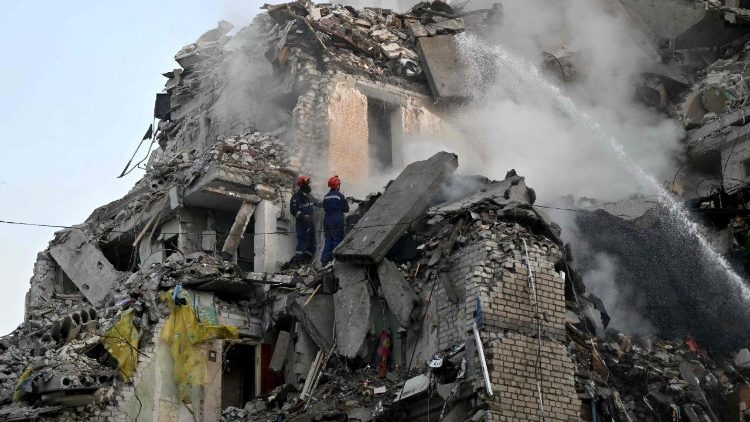 Le macerie di un palazzo di Kyiv colpite dai bombardamenti russi