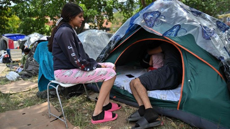 Watu wanalala kwenye mahema huko Caracas