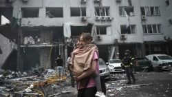 Uma mulher, moradora de um prédio residencial danificado, segura sua filha após um ataque de mísseis russos à capital ucraniana, Kiev, em 6 de julho de 2026, em meio à invasão russa na Ucrânia. A Rússia atacou a região de Kiev, na Ucrânia, com mísseis balísticos em 6 de julho, na véspera de uma cúpula da OTAN na Turquia. (Foto de Genya Savilov / AFP)