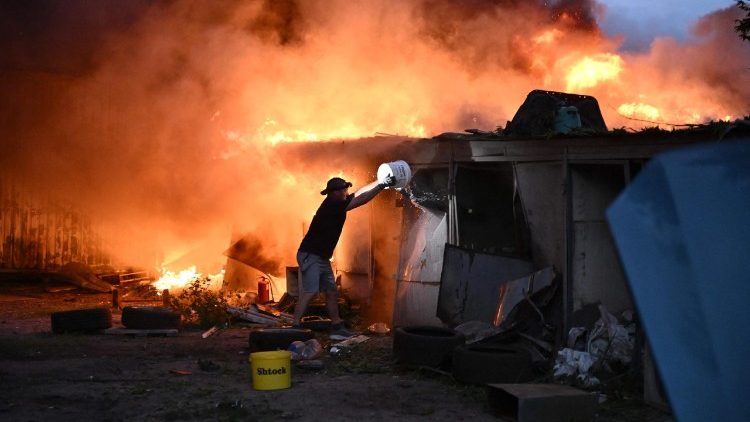 Um morador local apaga inc&ecirc;ndios em garagens do lado de fora de um pr&eacute;dio residencial de v&aacute;rios andares danificado ap&oacute;s um ataque de m&iacute;sseis russos &agrave; capital ucraniana, Kiev, em 6 de julho de 2026, em meio &agrave; invas&atilde;o russa da Ucr&acirc;nia. A R&uacute;ssia atacou a regi&atilde;o de Kiev, na Ucr&acirc;nia, com m&iacute;sseis bal&iacute;sticos em 6 de julho, matando pelo menos oito pessoas e ferindo dezenas, disseram as autoridades, na v&eacute;spera de uma c&uacute;pula da OTAN na Turquia. (Foto de Genya Savilov / AFP)