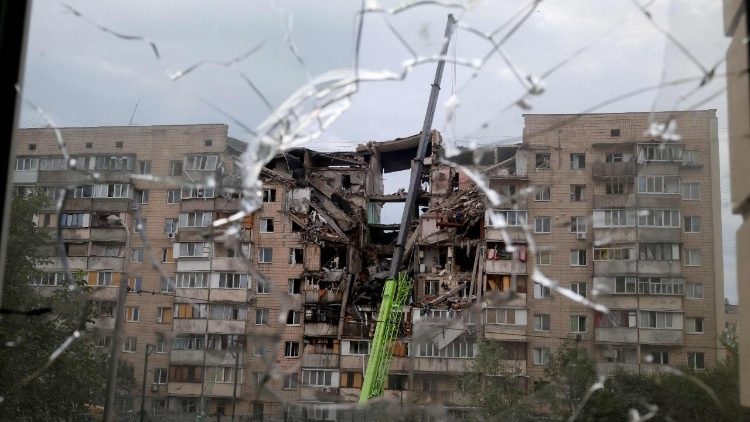Esta fotografia mostra um pr&eacute;dio residencial de v&aacute;rios andares parcialmente destru&iacute;do em consequ&ecirc;ncia de um ataque com m&iacute;sseis russos &agrave; capital ucraniana, Kiev, em 6 de julho de 2026, durante a invas&atilde;o russa da Ucr&acirc;nia. A R&uacute;ssia atingiu a regi&atilde;o da capital Kiev com m&iacute;sseis bal&iacute;sticos na segunda-feira, provocando inc&ecirc;ndios e matando pelo menos quatro pessoas, disseram as autoridades, na v&eacute;spera de uma c&uacute;pula da OTAN em Ancara. (Foto de Serhii Okunev / AFP)
