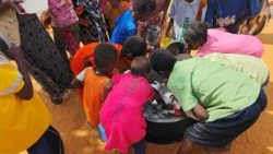 Sudan,  bambini mangiano avanzi di cibo in un campo profughi nei pressi di El Obeid