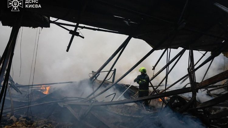 Esta fotografia, divulgada pelo Servi&ccedil;o Estatal de Emerg&ecirc;ncias da Ucr&acirc;nia em 8 de julho de 2026, mostra bombeiros ucranianos trabalhando para extinguir um inc&ecirc;ndio em um armaz&eacute;m de alimentos ap&oacute;s ataques de m&iacute;sseis russos em Kiev, em meio &agrave; invas&atilde;o russa da Ucr&acirc;nia. (Photo by Handout / STATE EMERGENCY SERVICE OF UKRAINE / AFP)