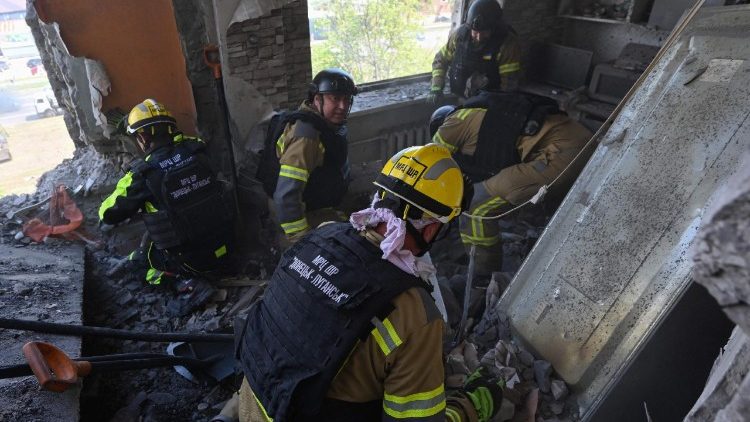 Equipes de resgate vasculham os escombros de um pr&eacute;dio residencial danificado ap&oacute;s um ataque de m&iacute;ssil russo em Kharkiv, em 8 de julho de 2026, em meio &agrave; invas&atilde;o russa na Ucr&acirc;nia. (Foto de SERGEY BOBOK / AFP)