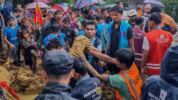 Hoje, a maioria dos rohingyas vive nos campos de Cox’s Bazar, em Bangladesh, o maior complexo de refugiados do mundo. Há décadas, essa comunidade sofre discriminação sistemática e, após ter sido privada da cidadania por uma lei de 1982, é considerada uma das minorias mais perseguidas do planeta