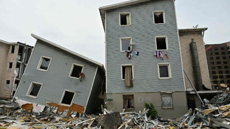 Esta imagem mostra casas danificadas em um conjunto habitacional social em Catia La Mar, estado de La Guaira, Venezuela, em 9 de julho de 2026, após os terremotos gêmeos de 24 de junho. (Foto de MARTIN BERNETTI / AFP)