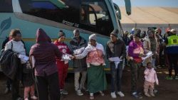 Migranti in attesa di salire su un autobus per tornare in Zimbabwe