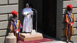 Папа падчас малітвы "Анёл Панскі" у Кастэль-Гандольфа