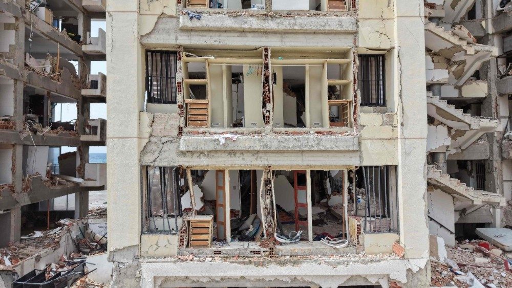 Vista aérea de apartamentos expostos após o desabamento parcial de um prédio residencial em Caraballeda, estado de La Guaira, Venezuela, em 12 de julho de 2026, na sequência de dois terremotos que atingiram a região. (Photo by Zina DESMAZES / AFP)
