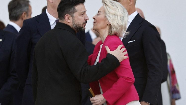 Il presidente ucraino Zelensky e la presidente della Commissione europea von der Leyen