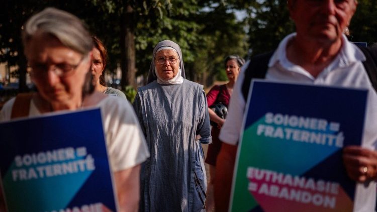 Manifestantes participam de um protesto contra a eutan&aacute;sia e o suic&iacute;dio assistido perto da Assembleia Nacional Francesa, em Paris, em 15 de julho de 2026. Os parlamentares franceses aprovaram, em 15 de julho de 2026, um projeto de lei que estabelece o direito ao suic&iacute;dio assistido para alguns adultos que sofrem de doen&ccedil;as incur&aacute;veis. (Foto de Dimitar Dilkoff / AFP)