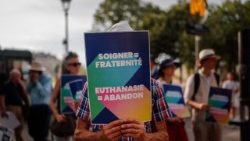 Manifestantes participam de um protesto contra a eutanásia e o suicídio assistido perto da Assembleia Nacional Francesa, em Paris, em 15 de julho de 2026.