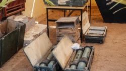Von der sudanesischen Armee beschlagnahmte Waffen werden in Khartum der Presse gezeigt
