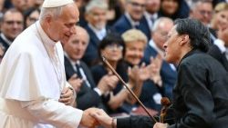O Papa Leão XIV cumprimenta o violinista italiano Marco Rogliano durante um concerto no Palácio Apostólico, residência papal de verão em Castel Gandolfo, em 18 de julho de 2026. (Foto de Alberto Pizzoli / AFP)