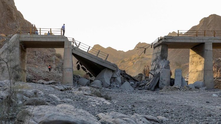 Un ponte distrutto dai raid statunitensi sull'Iran meridionale