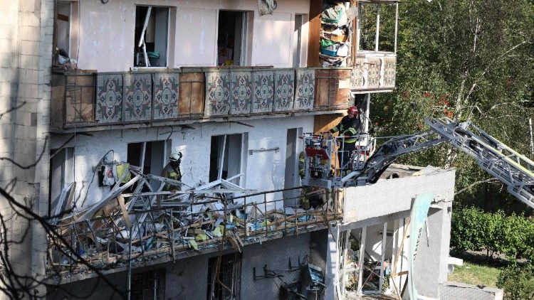 Equipes de resgate trabalham em um pr&eacute;dio residencial ap&oacute;s ataques de m&iacute;sseis russos em Kiev, em 19 de julho de 2026, em meio &agrave; invas&atilde;o russa da Ucr&acirc;nia. M&iacute;sseis russos atingiram a capital ucraniana durante a noite, danificando pr&eacute;dios residenciais e ferindo pelo menos duas pessoas, um dia depois de Kiev lan&ccedil;ar uma onda de ataques com drones em territ&oacute;rio russo. (Foto de Serhii Okunev / AFP)