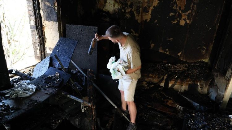 Um morador local examina seu apartamento em um pr&eacute;dio residencial ap&oacute;s um ataque de m&iacute;sseis russos em Kiev, em 19 de julho de 2026, em meio &agrave; invas&atilde;o russa da Ucr&acirc;nia. M&iacute;sseis russos atingiram a capital ucraniana durante a noite, danificando pr&eacute;dios residenciais e ferindo pelo menos duas pessoas, um dia depois de Kiev lan&ccedil;ar uma onda de ataques com drones em territ&oacute;rio russo. (Foto de Serhii Okunev / AFP)