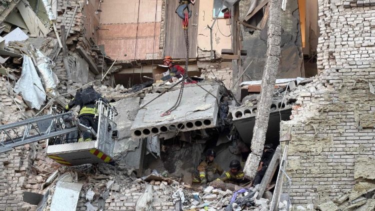 Equipes de resgate recuperam um corpo dos escombros de um pr&eacute;dio residencial parcialmente destru&iacute;do ap&oacute;s um ataque russo em Zaporizhzhia, em 19 de julho de 2026, durante a invas&atilde;o russa da Ucr&acirc;nia. (Foto de Darya Nazarova (STR Zaporizhzhia) / AFP)
