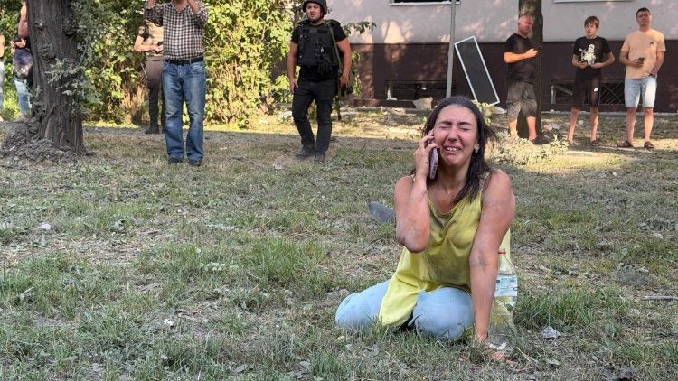 Moradora chora em frente a um pr&eacute;dio residencial parcialmente destru&iacute;do ap&oacute;s um ataque russo em Zaporizhzhia, em 19 de julho de 2026, durante a invas&atilde;o russa da Ucr&acirc;nia. (Foto de Darya Nazarova (STR Zaporizhzhia) / AFP)