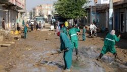Soccorritori spalano fango nella provincia di Ghazni, Afghanistan