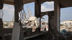 Destrucción y escombros en Deir al-Balah, en la Franja de Gaza