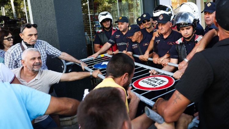 Un momento degli scontri tra manifestanti e polizia a Tirana