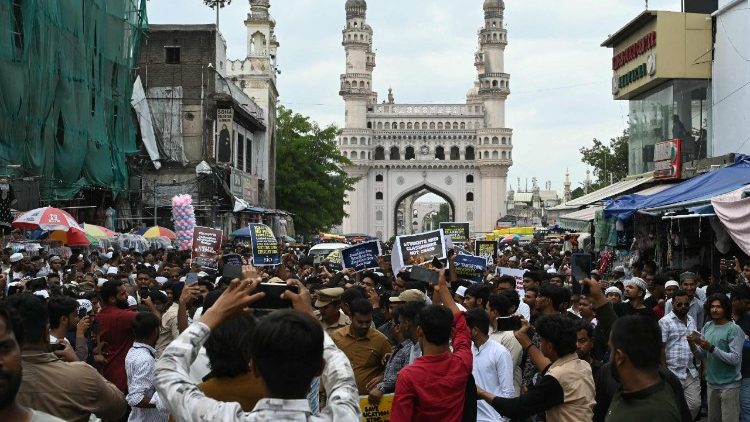 Giovani in piazza a Hyderabad per chiedere le dimissioni del ministro dell'Istruzione