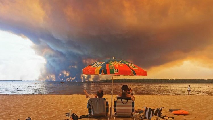 Asap tebal membumbung dari kebakaran hutan di dekat kawasan pantai Moutchic, Lacanau, Prancis barat daya, pada 24 Juli 2026.