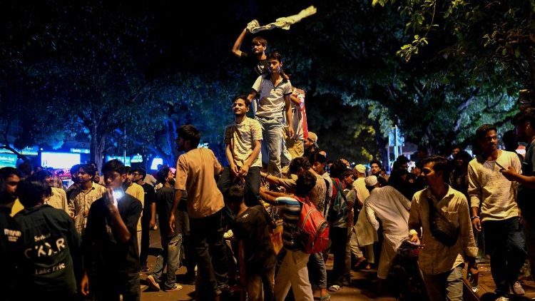 Indien: Studierende begrüßen den Rücktritt des indischen Bildungsministers und beenden ihren wochenlangen, auch von Bischöfen unterstützten Protest