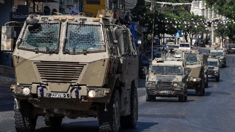 Israelische Militärfahrzeuge im besetzten Wesstjordanland 