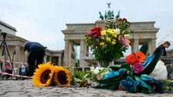 Blumenbouquets vor dem Brandenburger Tor