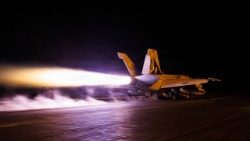 Un F/A-18E Super Hornet che decolla dal ponte di volo della portaerei di classe Nimitz USS George H.W. Bush, il 21 luglio scorso