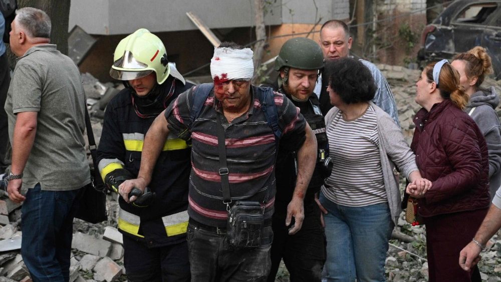 Socorristas escoltam um morador local ferido (C) para fora de um prédio residencial parcialmente destruído em decorrência de ataques de mísseis russos na cidade de Lviv, no oeste da Ucrânia, em 30 de julho de 2026, em meio à invasão russa na Ucrânia. Autoridades da região de Poltava, no leste da Ucrânia, informaram que uma pessoa morreu em um ataque de drone a um armazém, enquanto pelo menos 15 pessoas ficaram feridas em ataques à cidade de Lviv, no oeste do país. A Rússia lançou 74 mísseis e 284 drones contra a Ucrânia na noite anterior, segundo informações de Kiev, em 30 de julho de 2026. (Foto de YURIY DYACHYSHYN / AFP)