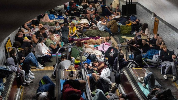  El miedo se respira en los refugios subterr&aacute;neos de Kiev tras los ataques de anoche