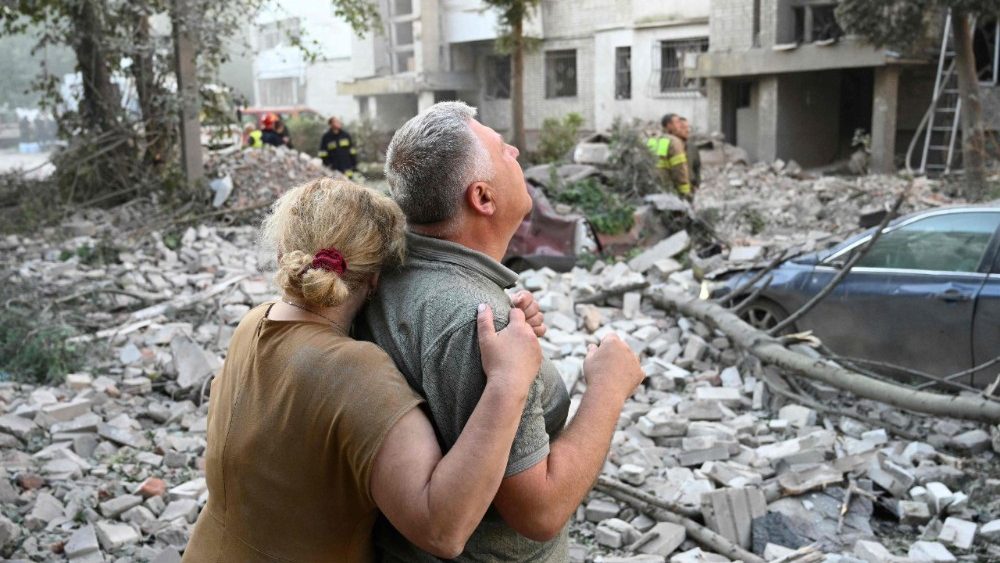 Moradores locais reagem em frente a um prédio residencial parcialmente destruído em decorrência de ataques de mísseis russos na cidade de Lviv, no oeste da Ucrânia, em 30 de julho de 2026, em meio à invasão russa na Ucrânia. Autoridades da região de Poltava, no leste da Ucrânia, informaram que uma pessoa morreu em um ataque de drone a um armazém, enquanto pelo menos 15 pessoas ficaram feridas em ataques à cidade de Lviv, no oeste do país. A Rússia lançou 74 mísseis e 284 drones contra a Ucrânia na noite anterior, segundo informações de Kiev, em 30 de julho de 2026. (Foto de Yuriy Dyachyshyn / AFP)