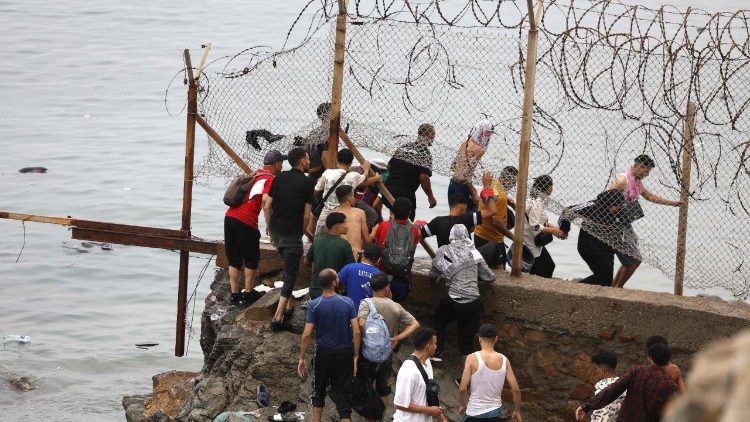 Migranti giunti via mare sfondano le recinzioni di frontiera a Ceuta