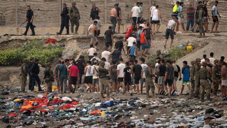 Soldados españoles vigilan cómo los migrantes regresan a Marruecos tras haber cruzado la frontera para entrar en el enclave español de Ceuta, en el norte de África, el 31 de julio de 2026.