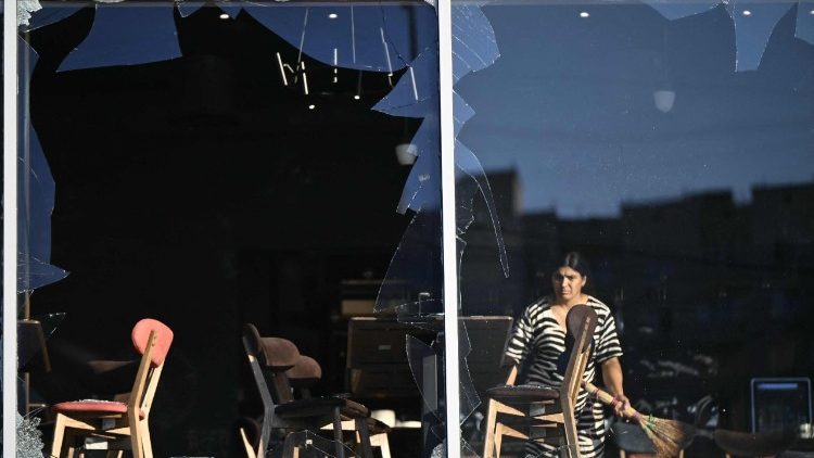 Um funcion&aacute;rio de um restaurante limpa os cacos de vidro das janelas quebradas ap&oacute;s os ataques maci&ccedil;os de m&iacute;sseis bal&iacute;sticos russos na capital ucraniana, Kiev, em 1&ordm; de agosto de 2026, em meio &agrave; invas&atilde;o russa da Ucr&acirc;nia. O n&uacute;mero de mortos pelos ataques russos em Kiev subiu para nove, informou o servi&ccedil;o de emerg&ecirc;ncia da Ucr&acirc;nia. (Foto de Genya SAVILOV / AFP)