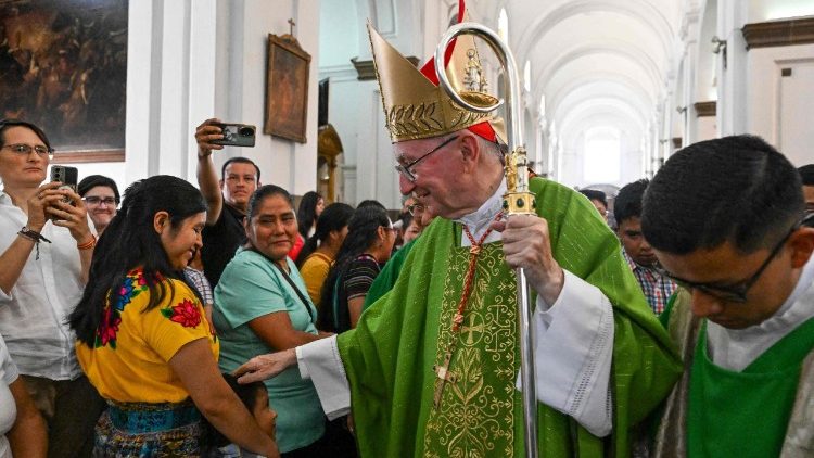 Kardinali Parolin akisalimiana na baadhi ya waamini