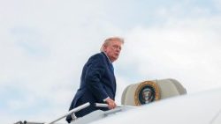 Il presidente Trump sale sull'Air Force One da dove ha annunciato lo stop degli attacchi in Iran