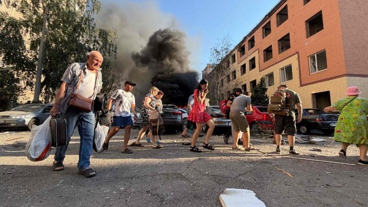 Pessoas se afastam em meio &agrave; densa fuma&ccedil;a que sobe no local de um ataque a&eacute;reo russo em Zapor&iacute;jia, em 2 de agosto de 2026, durante a invas&atilde;o russa da Ucr&acirc;nia. (Foto de Darya Nazarova / AFP)