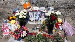 Esta foto mostra um memorial improvisado em homenagem a uma família cujos membros foram mortos em um ataque de míssil em 30 de julho de 2026, na cidade de Kryvyi Rig, no centro da Ucrânia, em 3 de agosto de 2026, durante a invasão russa da Ucrânia. Um funcionário dos serviços de emergência ucranianos havia dito anteriormente à AFP que as mortes de seis pessoas foram confirmadas, enquanto outras quatro eram consideradas mortas, mas ainda não haviam sido formalmente identificadas. (Foto de Serhii Okunev / AFP)