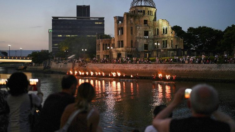 Hiroshima, lungo il fiume Motoyasu, cerimonia in ricordo delle vittime, in occasione dell'81mo anniversario del primo attacco atomico al mondo